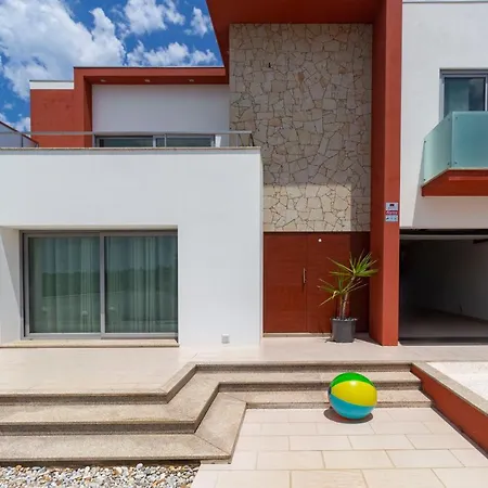 Semesterbostad O Cantinho Entre A Ria E O Mar - With Hot Water Pool Year Round -